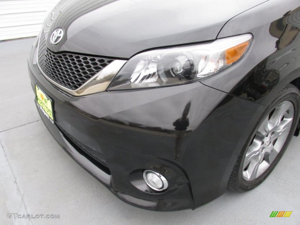 2011 Sienna SE - Black / Dark Charcoal photo #7