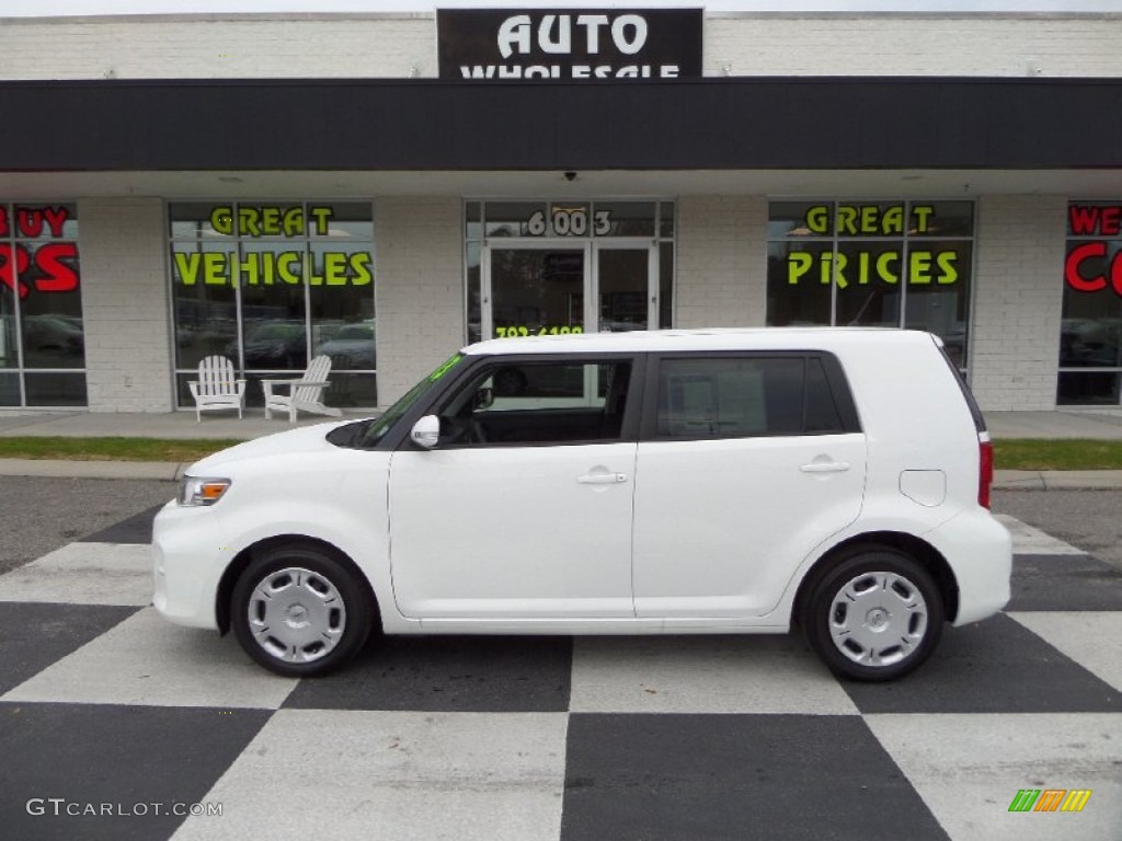 2013 xB  - Super White / Dark Gray photo #1