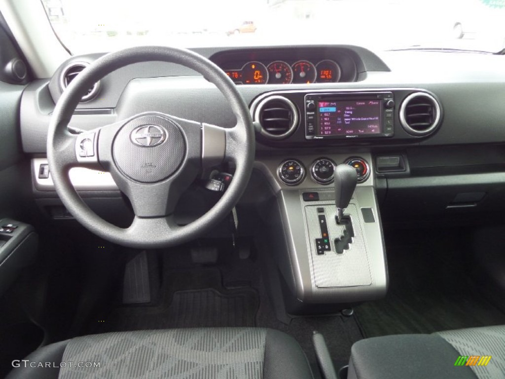 2013 xB  - Super White / Dark Gray photo #15