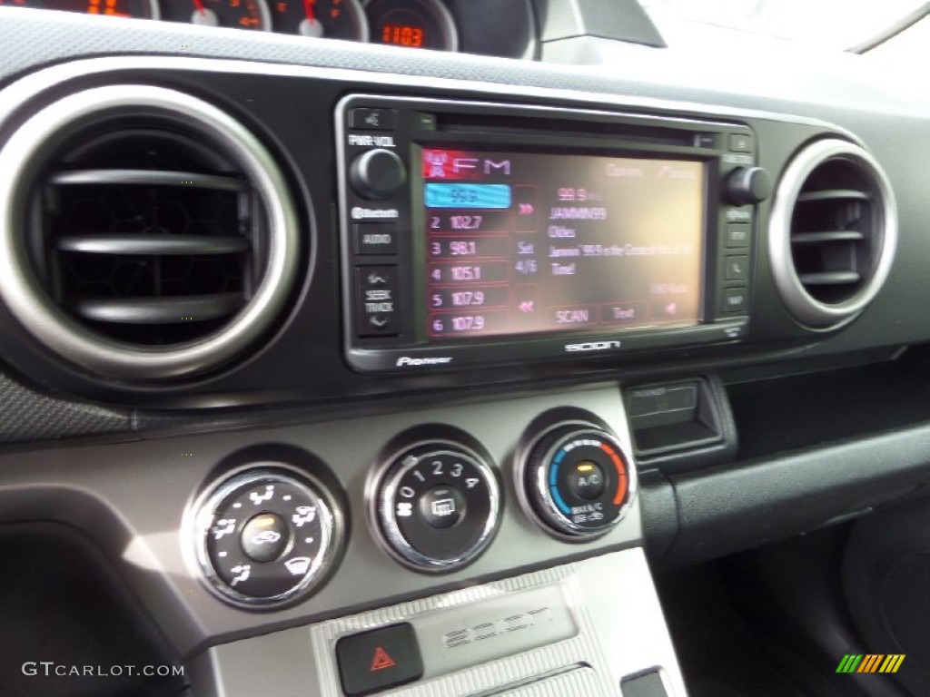 2013 xB  - Super White / Dark Gray photo #17