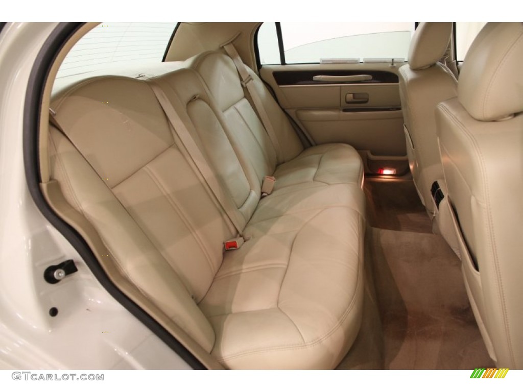 2007 Town Car Signature Limited - Cashmere Tri-Coat / Light Camel photo #10