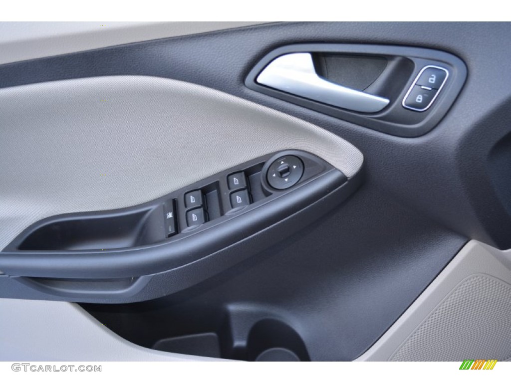 2015 Focus SE Sedan - Blue Candy Metallic / Medium Light Stone photo #5