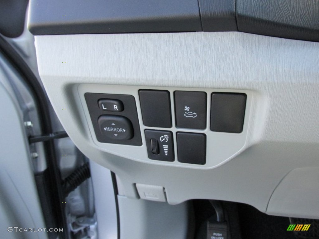 2015 Prius Three Hybrid - Classic Silver Metallic / Misty Gray photo #34
