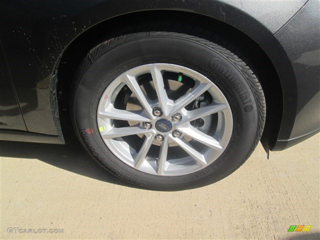 2015 Focus SE Sedan - Magnetic Metallic / Charcoal Black photo #2
