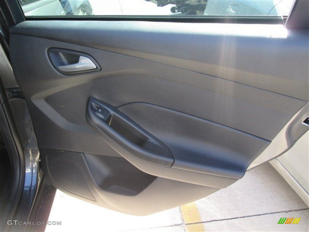 2015 Focus SE Sedan - Magnetic Metallic / Charcoal Black photo #12