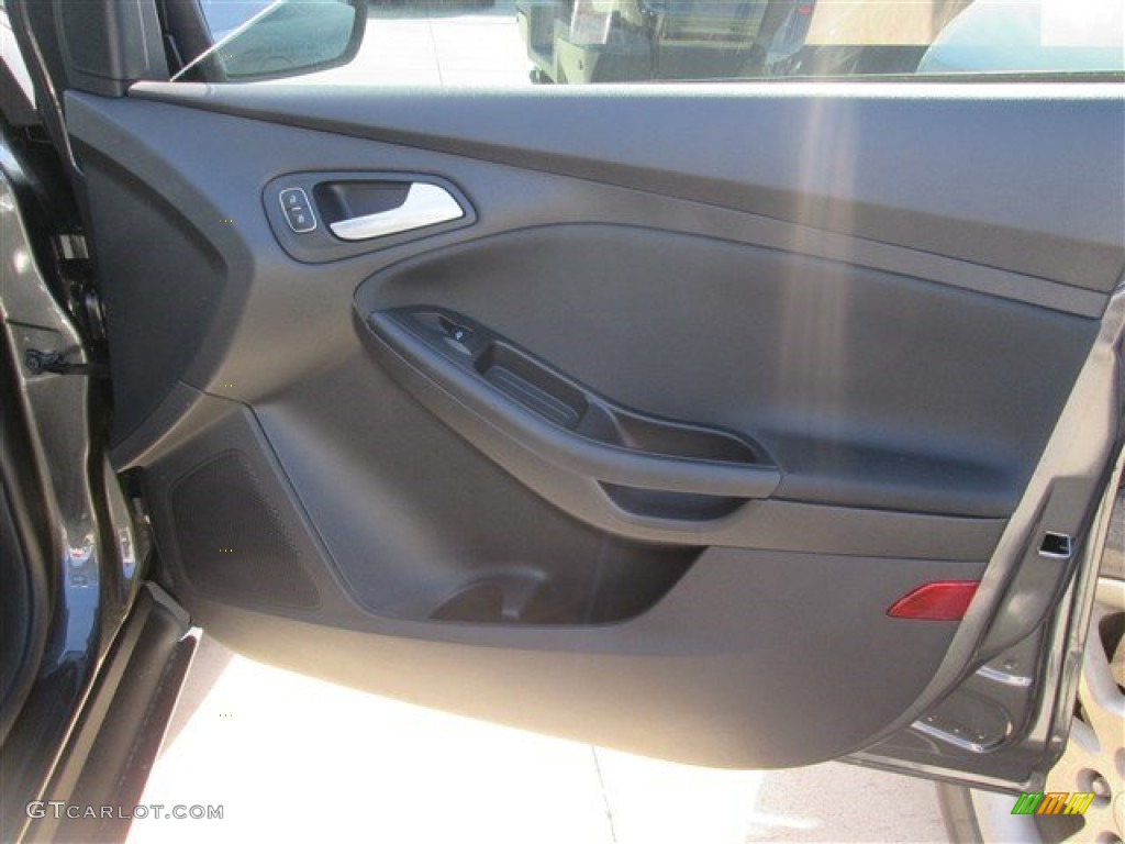 2015 Focus SE Sedan - Magnetic Metallic / Charcoal Black photo #15