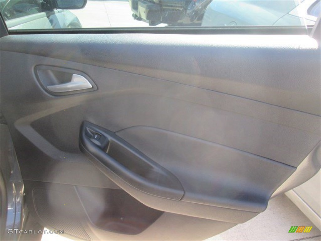 2015 Focus SE Sedan - Magnetic Metallic / Charcoal Black photo #66