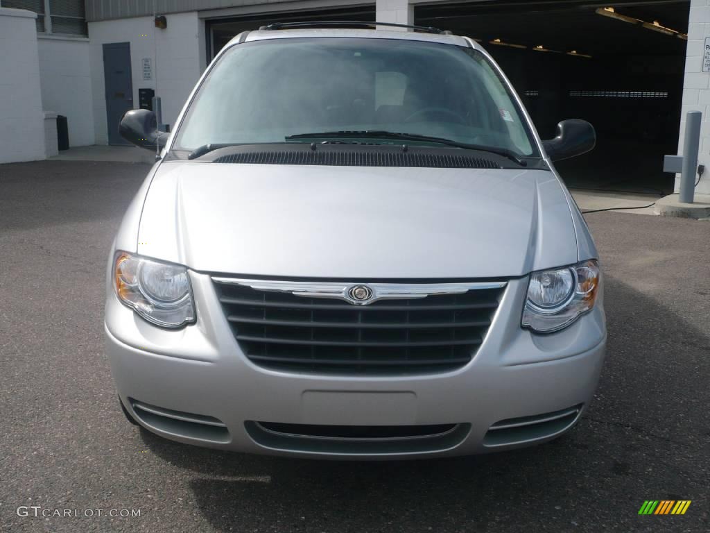 2007 Town & Country Touring - Bright Silver Metallic / Medium Slate Gray photo #2