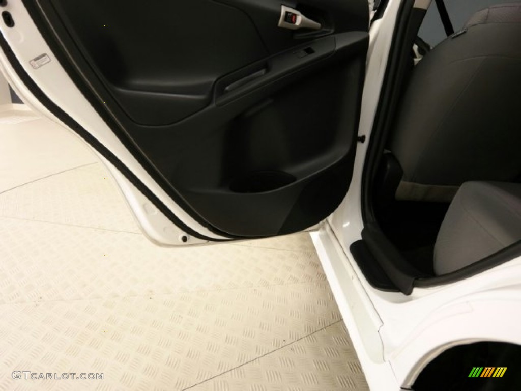 2011 Matrix 1.8 - Super White / Ash Gray photo #37