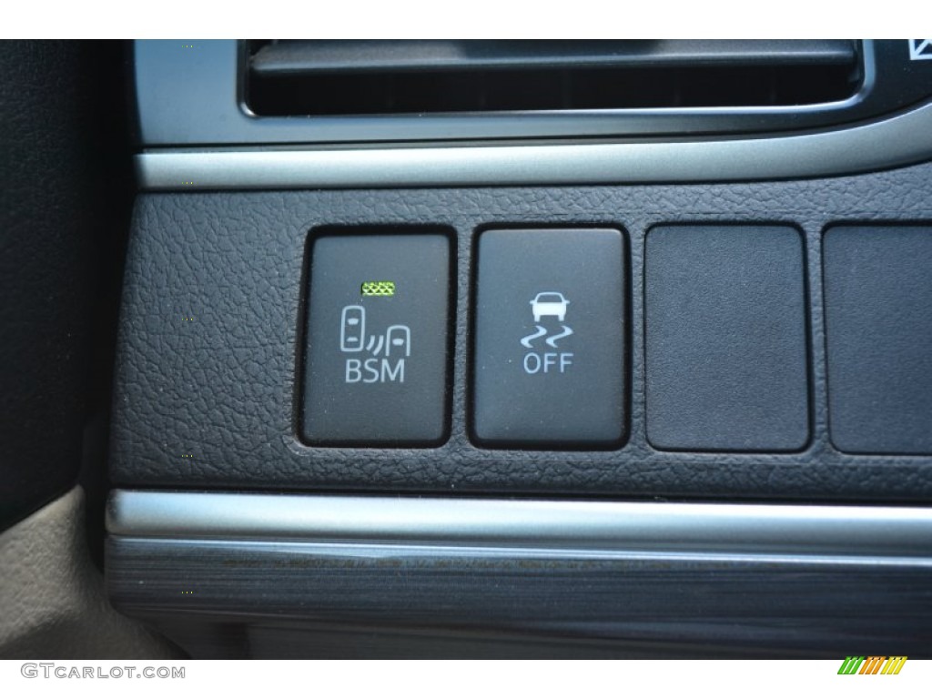 2012 Toyota Camry Hybrid XLE Controls Photos