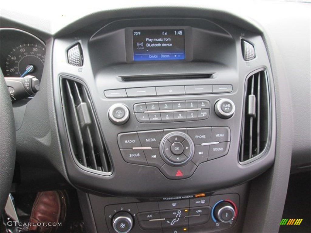 2015 Ford Focus SE Hatchback Controls Photo #101166195