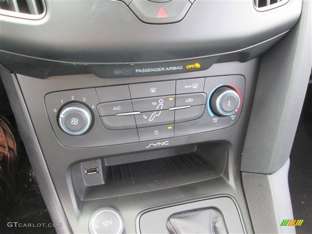 2015 Ford Focus SE Hatchback Controls Photo #101166213