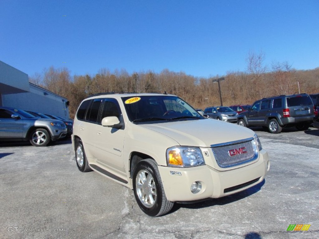 2009 Envoy Denali 4x4 - Sand Beige Metallic / Ebony photo #9