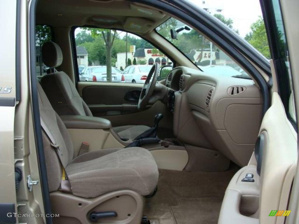 2004 TrailBlazer LS 4x4 - Sandstone Metallic / Light Cashmere photo #8