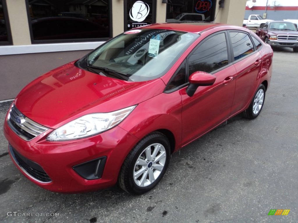 2011 Fiesta SE Sedan - Red Candy Metallic / Light Stone/Charcoal Black Cloth photo #1