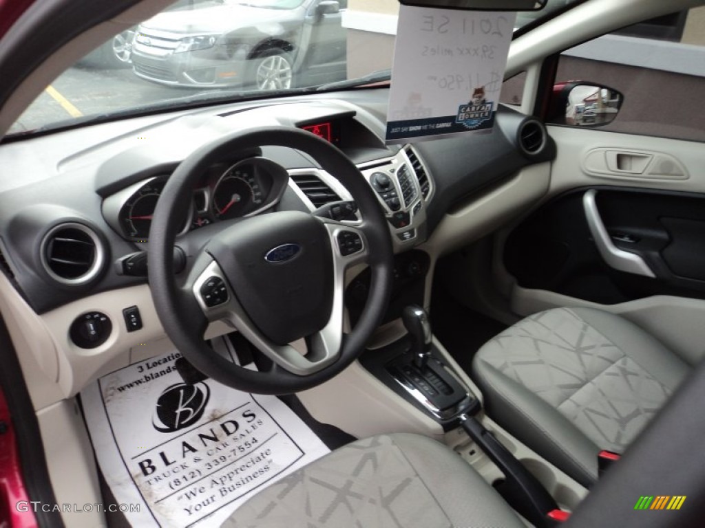 2011 Fiesta SE Sedan - Red Candy Metallic / Light Stone/Charcoal Black Cloth photo #6