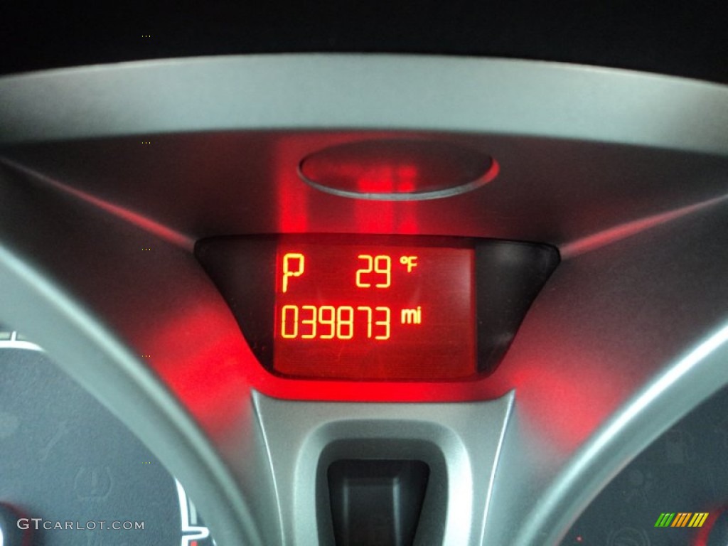 2011 Fiesta SE Sedan - Red Candy Metallic / Light Stone/Charcoal Black Cloth photo #12