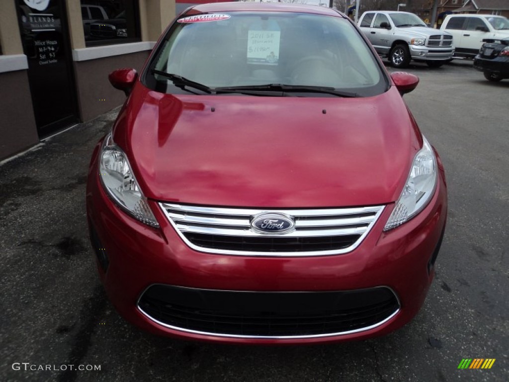 2011 Fiesta SE Sedan - Red Candy Metallic / Light Stone/Charcoal Black Cloth photo #27