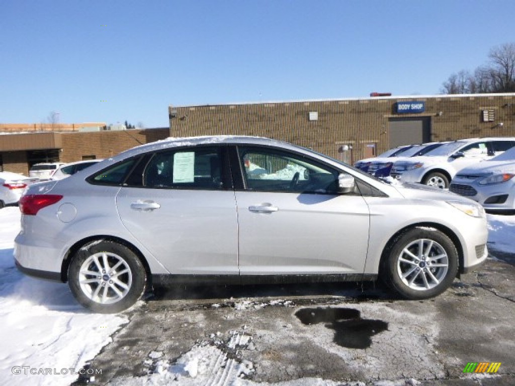 2015 Focus SE Sedan - Ingot Silver Metallic / Charcoal Black photo #2