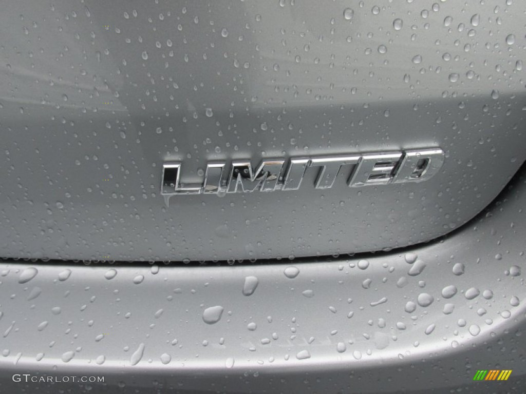 2015 Toyota Highlander Limited Marks and Logos Photos
