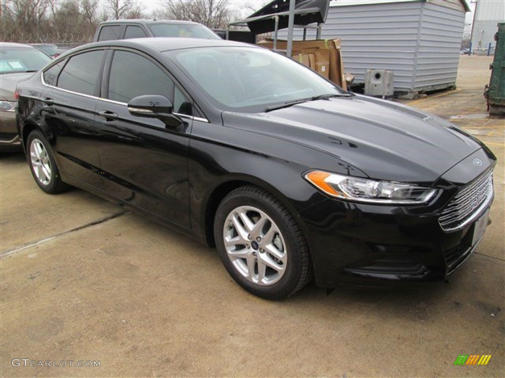 2015 Fusion SE - Tuxedo Black Metallic / Dune photo #2