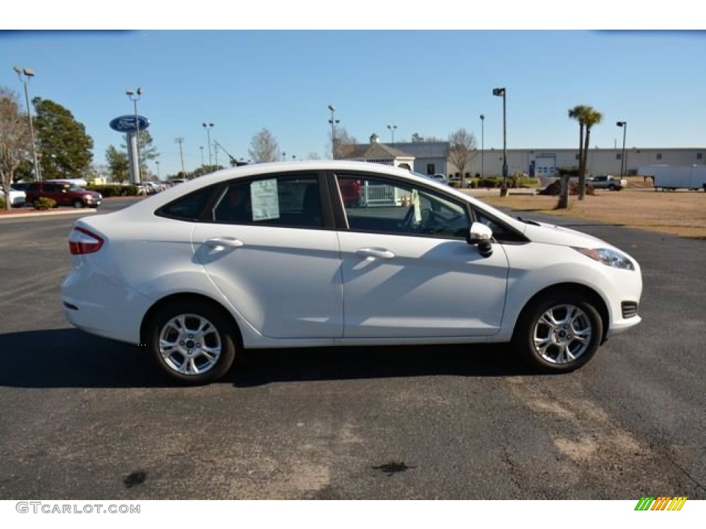 2015 Fiesta SE Sedan - Oxford White / Charcoal Black photo #4