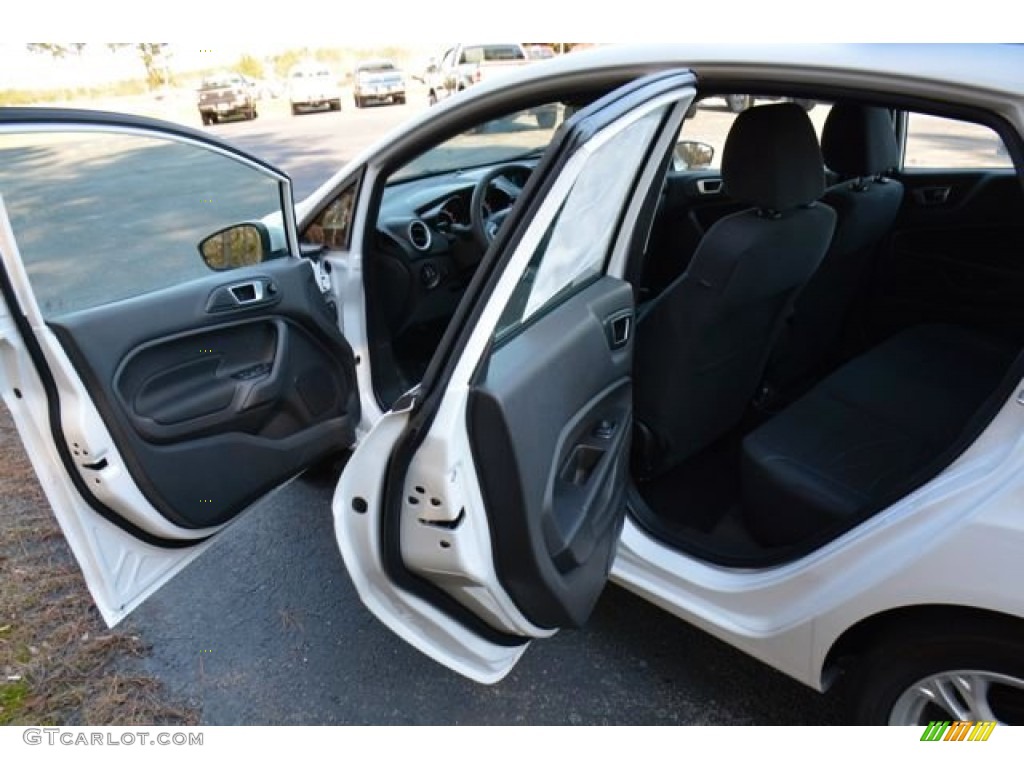 2015 Fiesta SE Sedan - Oxford White / Charcoal Black photo #11