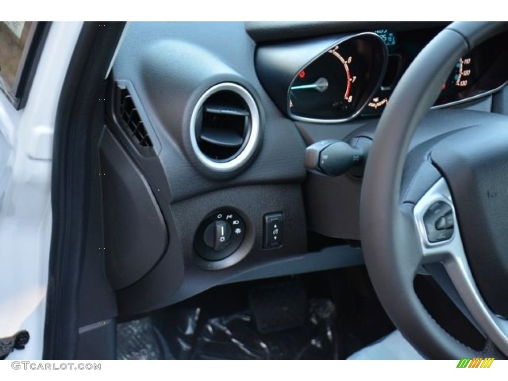 2015 Fiesta SE Sedan - Oxford White / Charcoal Black photo #20