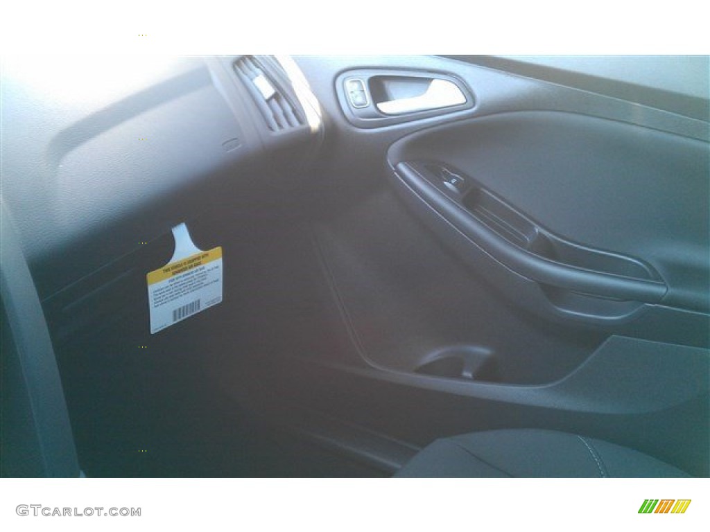 2015 Focus SE Sedan - Ingot Silver Metallic / Charcoal Black photo #28