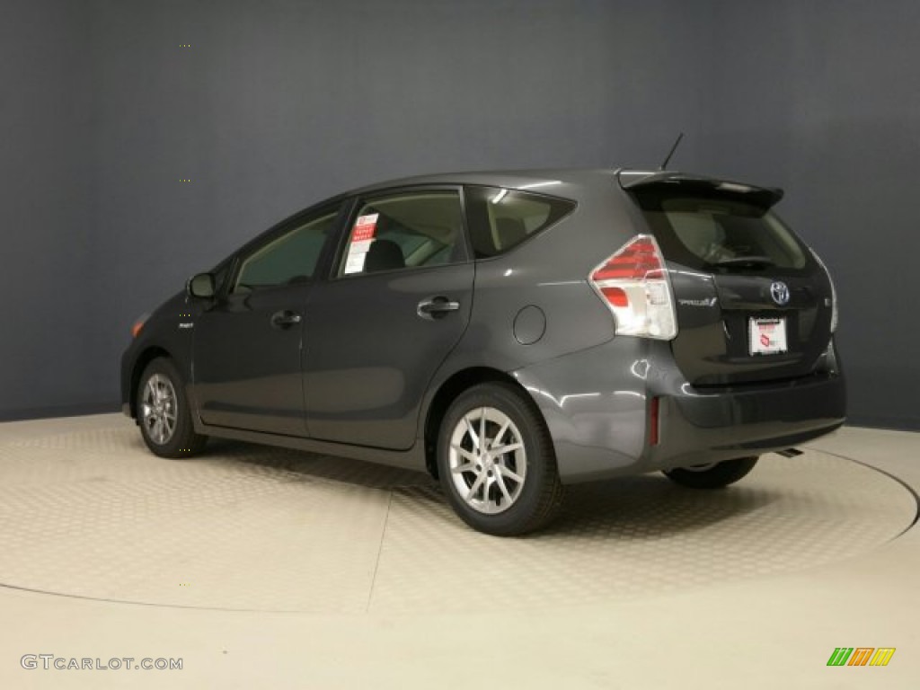 2015 Prius v Two - Magnetic Gray Metallic / Ash photo #6