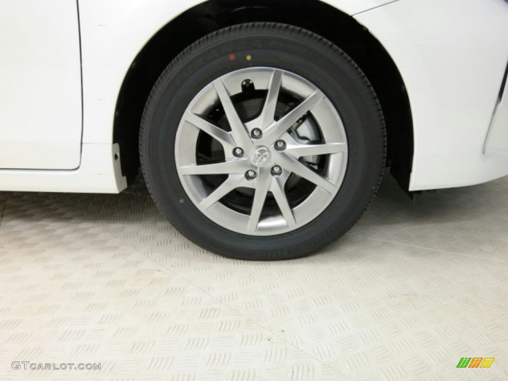 2015 Toyota Prius v Three Wheel Photos