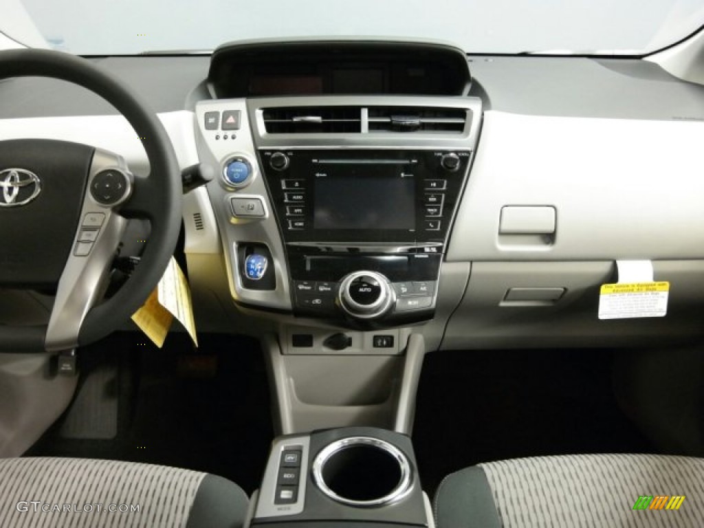 2015 Toyota Prius v Three Controls Photo #101386095
