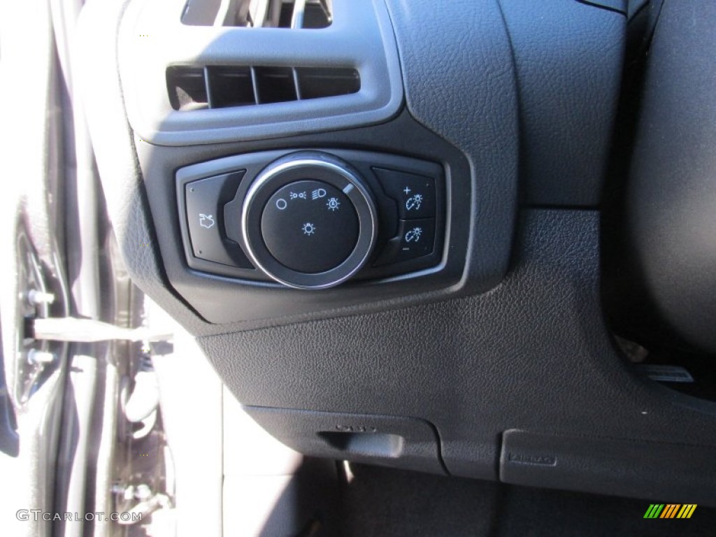 2015 Focus SE Sedan - Magnetic Metallic / Charcoal Black photo #31