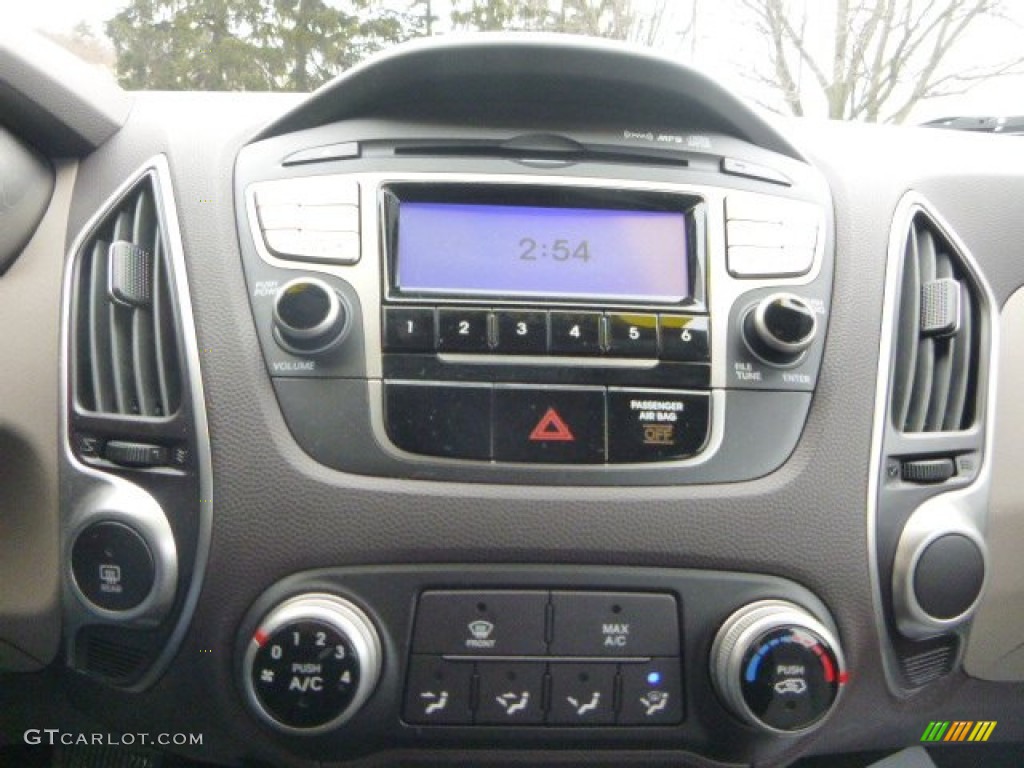 2010 Tucson GLS - Cotton White / Taupe photo #16