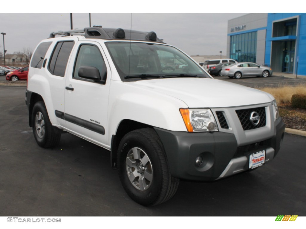 2010 Xterra Off Road 4x4 - Avalanche White / Gray/Red photo #2