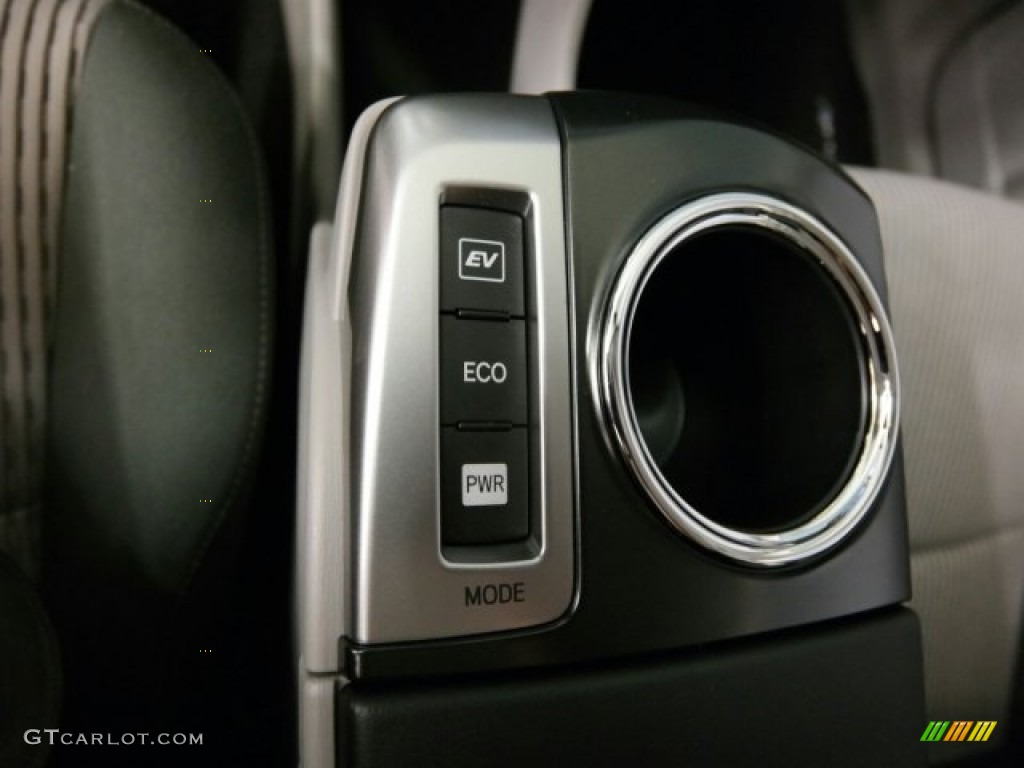 2015 Prius v Two - Sea Glass Pearl / Ash photo #37