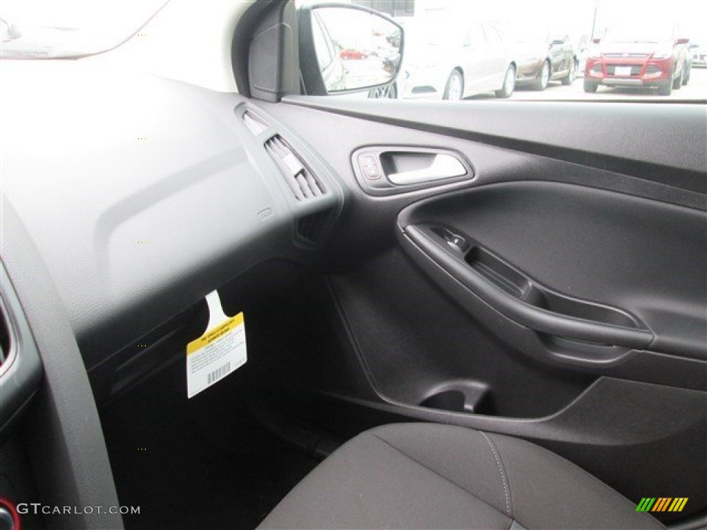 2015 Focus SE Sedan - Magnetic Metallic / Charcoal Black photo #17