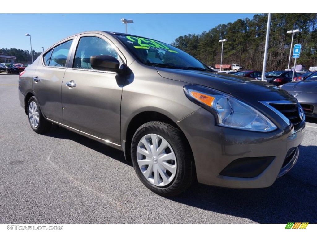 2015 Nissan Versa 1.6 SV Sedan Exterior Photos