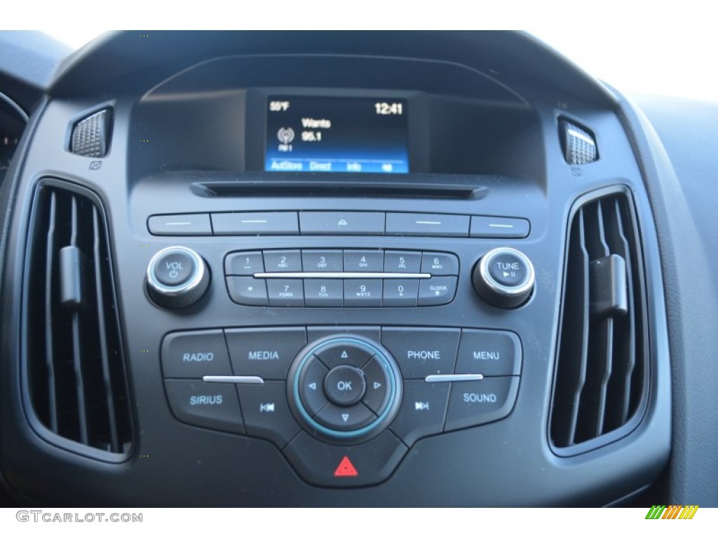 2015 Ford Focus SE Sedan Controls Photo #101471112