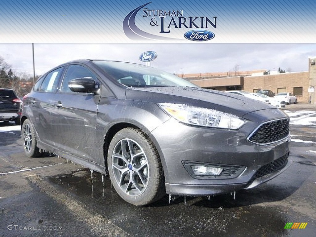 2015 Magnetic Metallic Ford Focus Se Hatchback 101518690