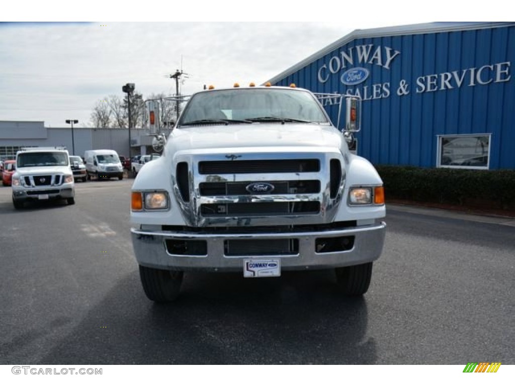 2015 F750 Super Duty XLT Crew Cab Chassis - Oxford White / Gray photo #2