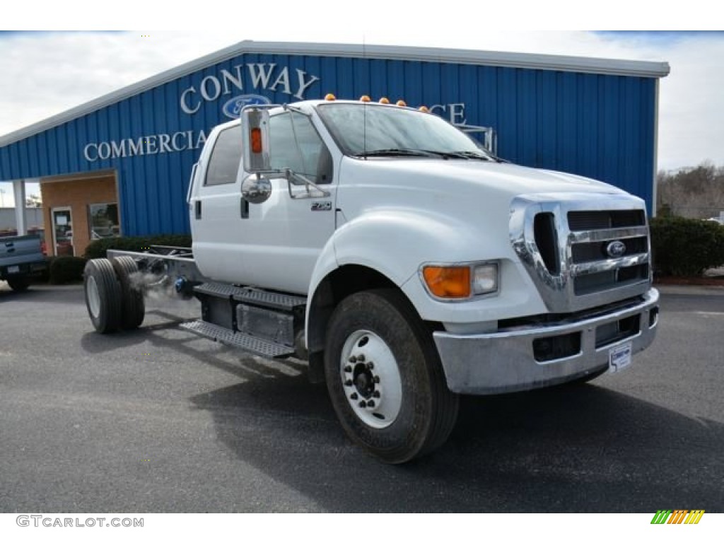 2015 F750 Super Duty XLT Crew Cab Chassis - Oxford White / Gray photo #3