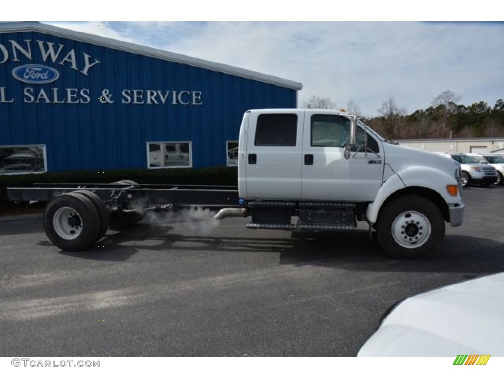 2015 F750 Super Duty XLT Crew Cab Chassis - Oxford White / Gray photo #4