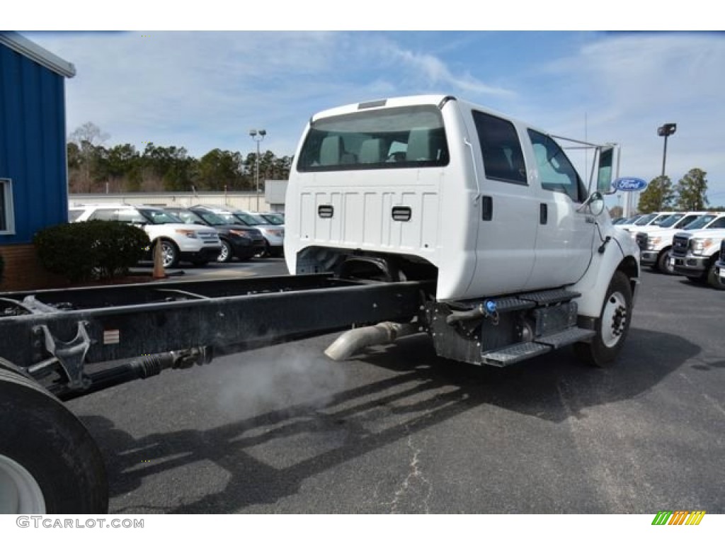 2015 F750 Super Duty XLT Crew Cab Chassis - Oxford White / Gray photo #5