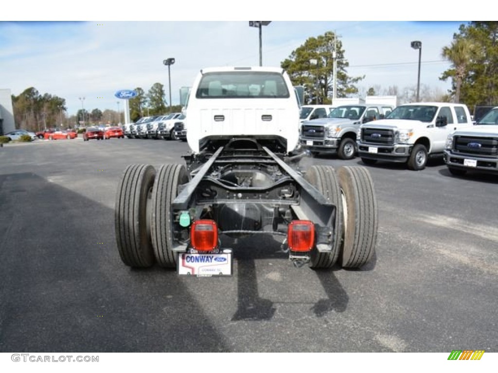 2015 F750 Super Duty XLT Crew Cab Chassis - Oxford White / Gray photo #6