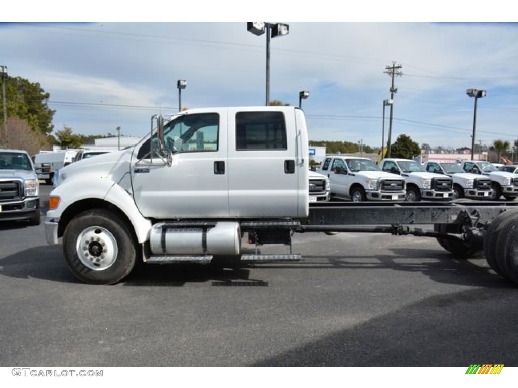 2015 F750 Super Duty XLT Crew Cab Chassis - Oxford White / Gray photo #8