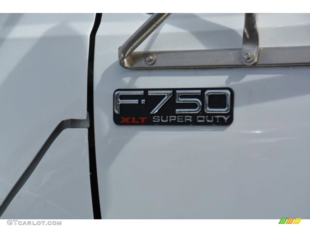 2015 F750 Super Duty XLT Crew Cab Chassis - Oxford White / Gray photo #10