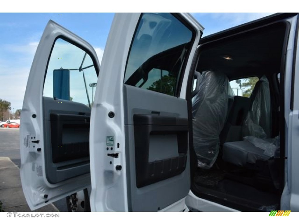 2015 F750 Super Duty XLT Crew Cab Chassis - Oxford White / Gray photo #11