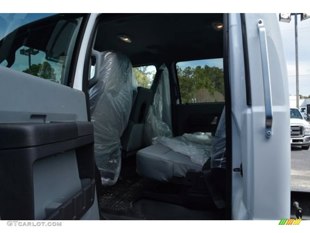 2015 F750 Super Duty XLT Crew Cab Chassis - Oxford White / Gray photo #12