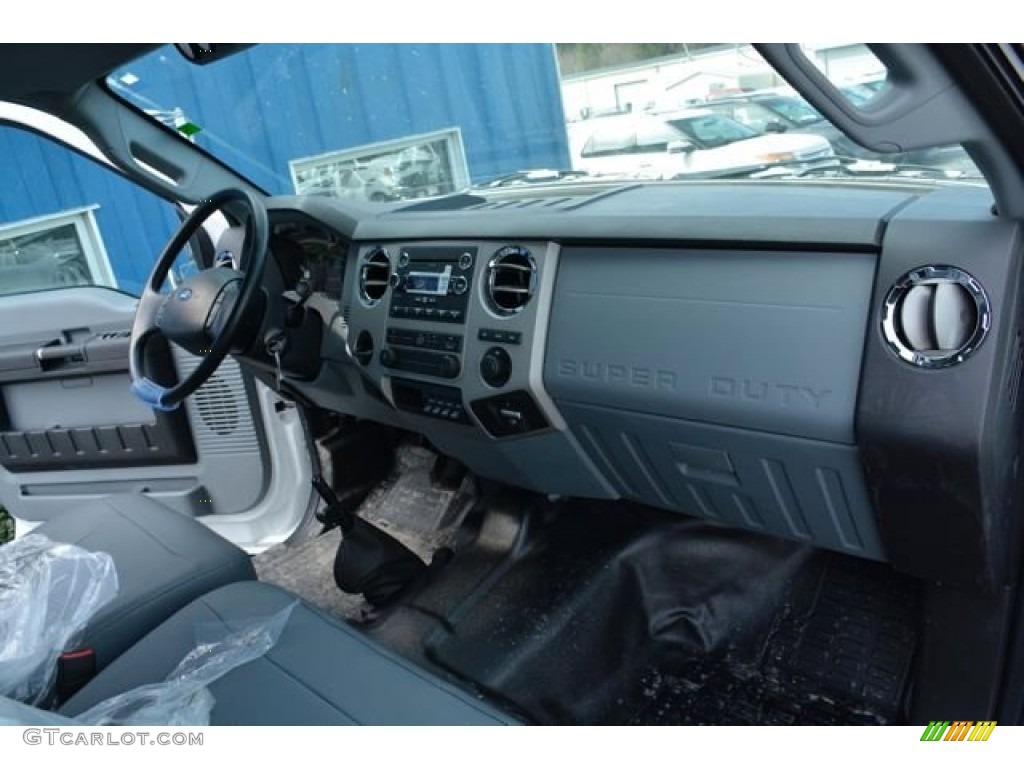 2015 F750 Super Duty XLT Crew Cab Chassis - Oxford White / Gray photo #16